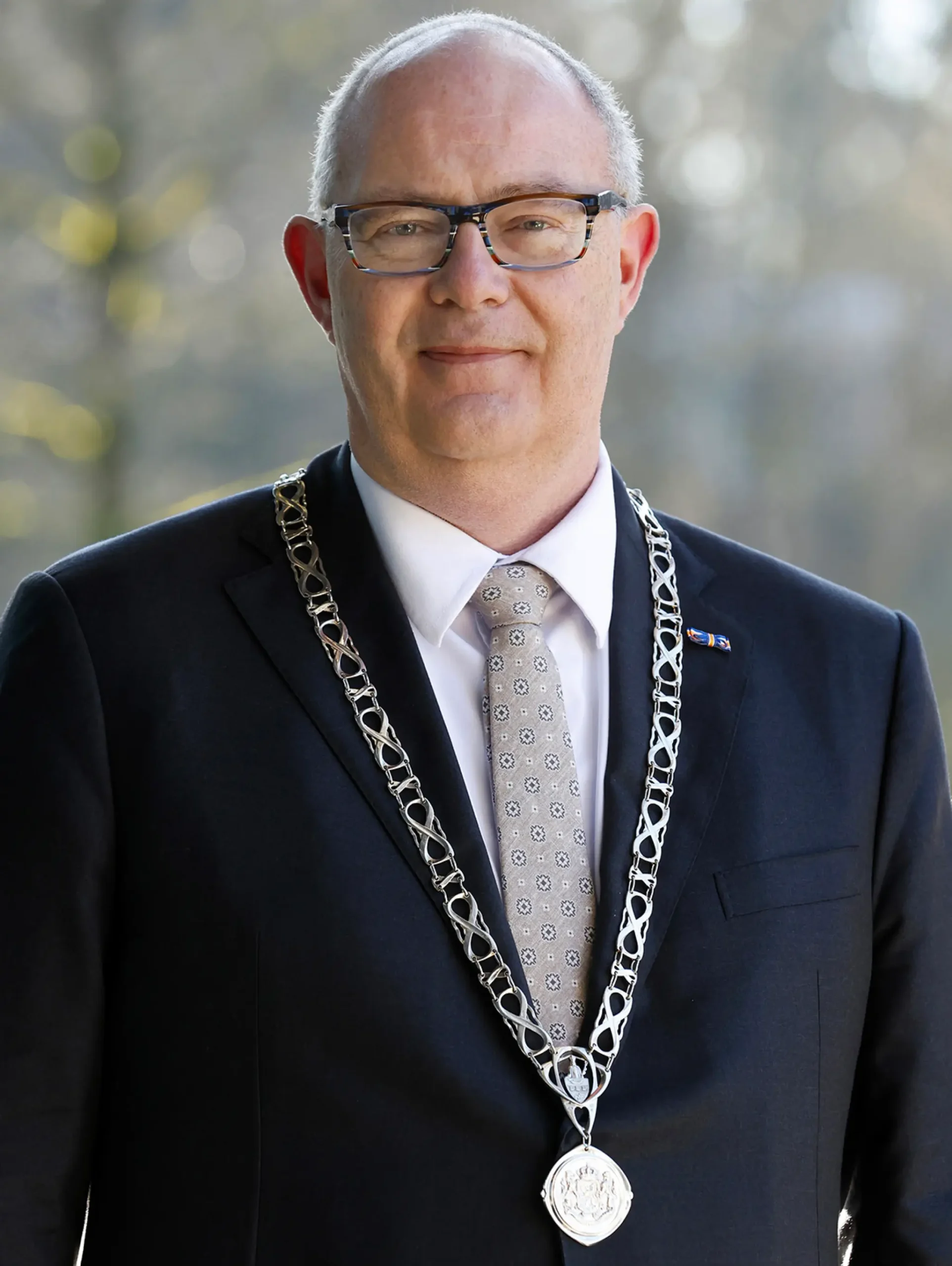 Officiële burgemeesterportret van gemeente Waalre van Marcel Oosterveer met ambtsketting.